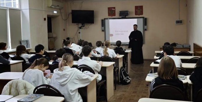 Диакон Илия Мигалко рассказал школьникам о Пасхе Христовой