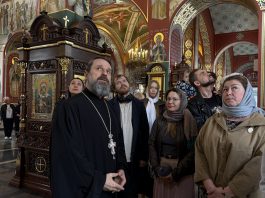 Актёры Краснодарского молодёжного театра посетили храм Святого Духа