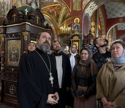 Актёры Краснодарского молодёжного театра посетили храм Святого Духа