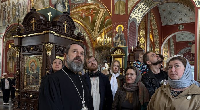 Актёры Краснодарского молодёжного театра посетили храм Святого Духа