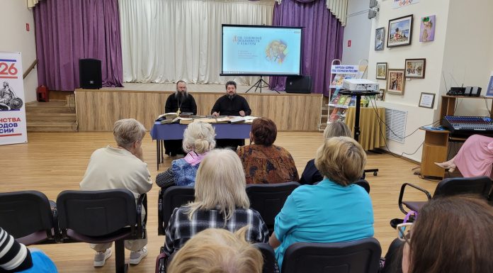 Иеромонах Спиридон (Федотов) и диакон Михаил Степанков провели лекцию в библиотеке клуба имени В. Г. Белинского