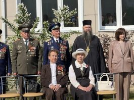 Иеромонах Спиридон (Федотов) посетил церемонию последнего звонка в СОШ № 61