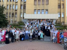 Прозвенел последний звонок для учащихся семейной школы