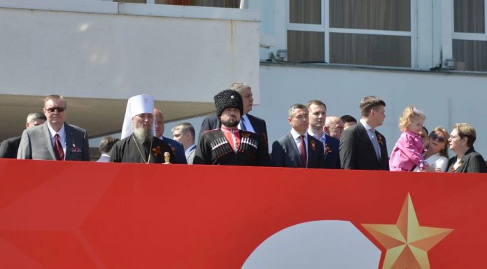 Митрополит Екатеринодарский и Кубанский Василий посетил парад ко Дню Победы
