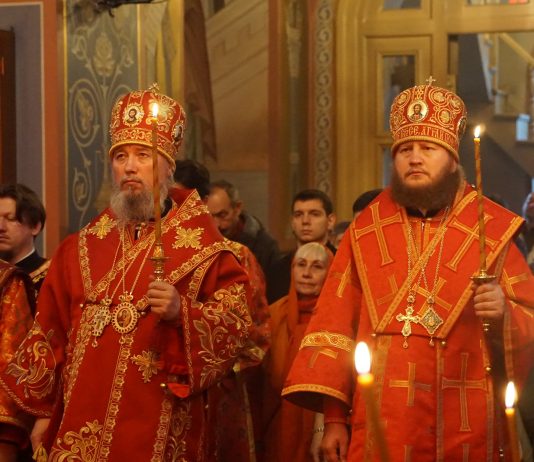 Митрополит Василий в сослужении епископа Серафима совершил Всенощное бдение в Свято-Георгиевском храме города Краснодара