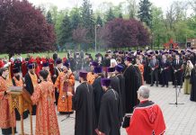 Архиереи и духовенство Кубанской митрополии совершили литию у памятника жертвам фашистского террора в Чистяковской Роще