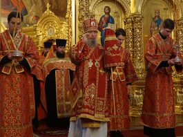 В канун Недели о самаряныне митрополит Василий совершил всенощное бдение в Свято-Екатерининском кафедральном соборе