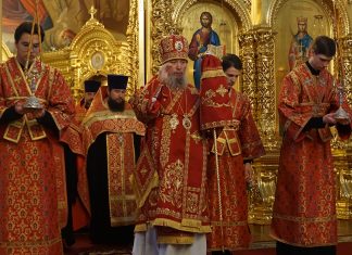 В канун Недели о самаряныне митрополит Василий совершил всенощное бдение в Свято-Екатерининском кафедральном соборе