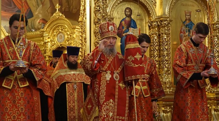 В канун Недели о самаряныне митрополит Василий совершил всенощное бдение в Свято-Екатерининском кафедральном соборе