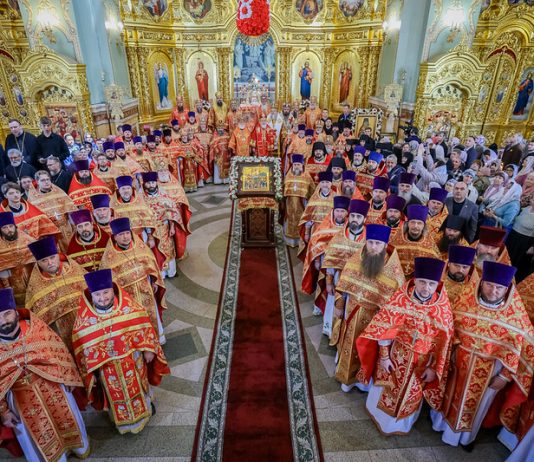 Митрополит Екатеринодарский и Кубанский Василий сослужил митрополиту Ставропольскому и Невинномысскому Кириллу в Казанском кафедральном соборе
