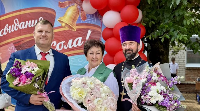 Священнослужители храмов 14-го Динского благочиния поздравили выпускников Динского района