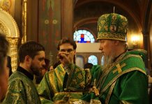 В канун праздника Святой Троицы митрополит Василий совершил всенощное бдение в Свято-Троицком соборе Краснодара