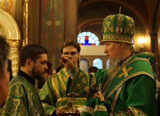 В канун праздника Святой Троицы митрополит Василий совершил всенощное бдение в Свято-Троицком соборе Краснодара