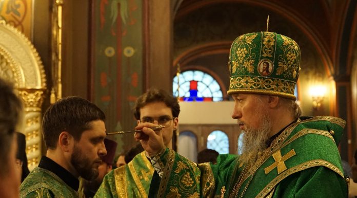 В канун праздника Святой Троицы митрополит Василий совершил всенощное бдение в Свято-Троицком соборе Краснодара