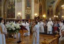 В день Троицкой родительской субботы митрополит Василий совершил богослужение в Свято-Екатерининском кафедральном соборе