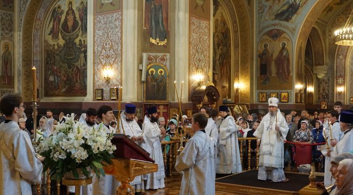В день Троицкой родительской субботы митрополит Василий совершил богослужение в Свято-Екатерининском кафедральном соборе