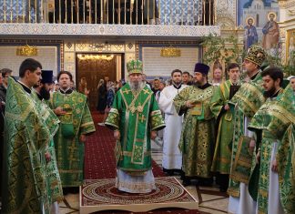 В праздник Пятидесятницы митрополит Василий совершил Божественную литургию в храме Рождества Христова станицы Динской