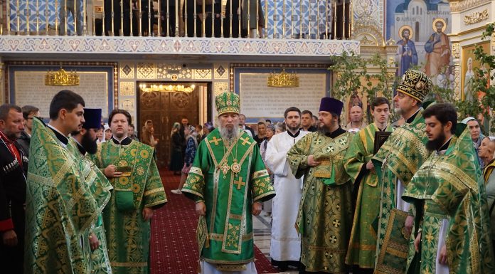 В праздник Пятидесятницы митрополит Василий совершил Божественную литургию в храме Рождества Христова станицы Динской