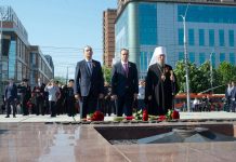 Митрополит Василий возложил цветы к Вечному огню