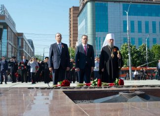 Митрополит Екатеринодарский и Кубанский Василий возложил цветы к Вечному огню