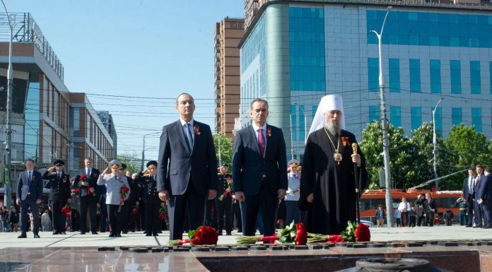 Митрополит Екатеринодарский и Кубанский Василий возложил цветы к Вечному огню