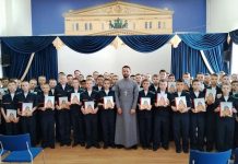 Иерей Виктор Писоцкий рассказал кадетам о Светлом Христовом Воскресении и вручил книги