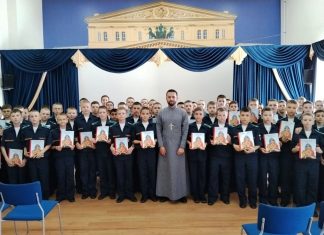 Иерей Виктор Писоцкий рассказал кадетам о Светлом Христовом Воскресении и вручил книги