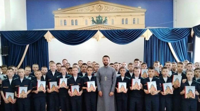 Иерей Виктор Писоцкий рассказал кадетам о Светлом Христовом Воскресении и вручил книги