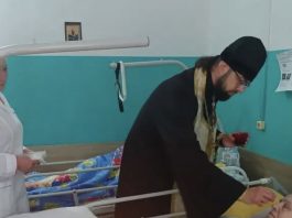 Иерей Алексий Скрынник в сопровождении сестер милосердия навестил подопечных хосписа