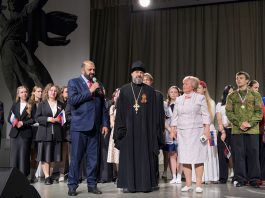 Настоятель храма Святого Духа протоиерей Сергий Лопасов и прихожане посетили концерт «Эхо поколений»