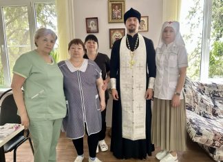 Иерей Михаил Монтиков вместе с сестрой милосердия навестил пациентов хосписа