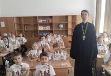 Иерей Александр Шигалев показал школьникам презентацию, посвящённую Дню славянской письменности и культуры