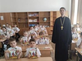 Иерей Александр Шигалев показал школьникам презентацию, посвящённую Дню славянской письменности и культуры