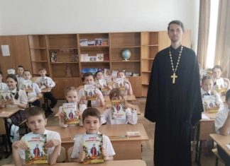 Иерей Александр Шигалев показал школьникам презентацию, посвящённую Дню славянской письменности и культуры