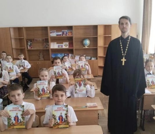 Иерей Александр Шигалев показал школьникам презентацию, посвящённую Дню славянской письменности и культуры