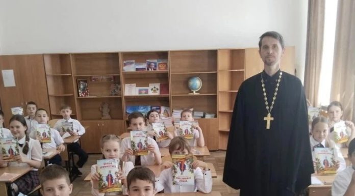 Иерей Александр Шигалев показал школьникам презентацию, посвящённую Дню славянской письменности и культуры