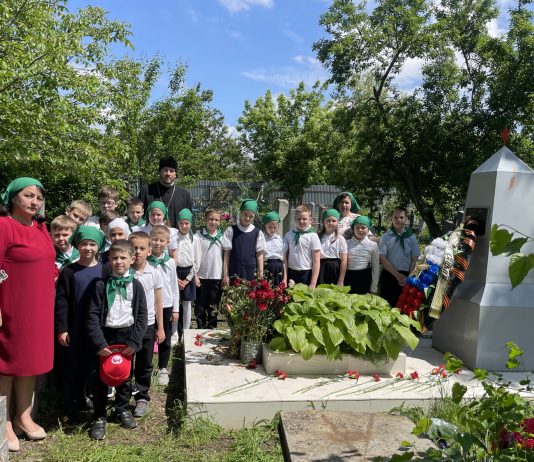 Педагоги и учащиеся РКШ «Лествица» при храме свт. Николая Чудотворца на Садах возложили венки к Братской могиле