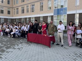 Клирики храма святителя Николая Чудотворца на Садах посетили торжественные линейки в школах