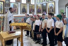 Ученики РКШ «Лествица» приняли участие в молебном пении о воинах, несущих службу в зоне СВО