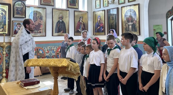 Ученики РКШ «Лествица» приняли участие в молебном пении о воинах, несущих службу в зоне СВО