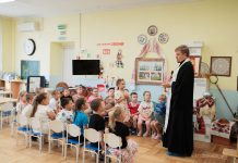 Иерей Иоанн Усачев совершил чин освящения детского сада и побеседовал с его воспитанниками