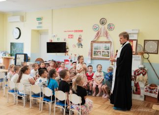 Иерей Иоанн Усачев совершил чин освящения детского сада и побеседовал с его воспитанниками