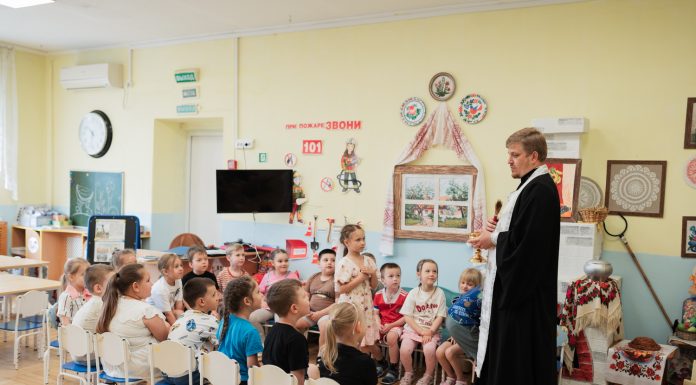 Иерей Иоанн Усачев совершил чин освящения детского сада и побеседовал с его воспитанниками