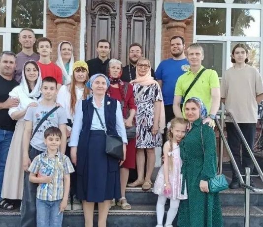 Молодежь Свято-Воскресенского храма совместно с прихожанами посетила Екатеринодарскую духовную семинарию и Свято-Троицкий собор