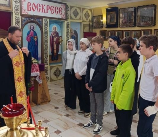 В ст. Саратовской школьники с экскурсией посетили храм