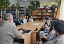 Иерей Максим Белов встретился со студентами Краснодарского краевого колледжа культуры в Северской районной библиотеке