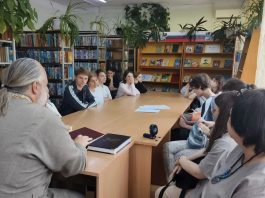 Иерей Максим Белов встретился со студентами Краснодарского краевого колледжа культуры в Северской районной библиотеке