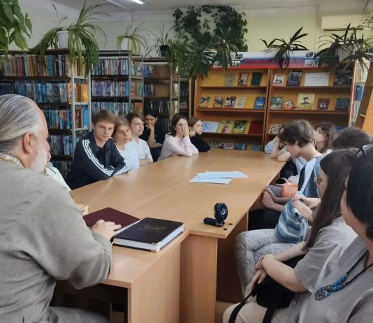 Иерей Максим Белов встретился со студентами Краснодарского краевого колледжа культуры в Северской районной библиотеке