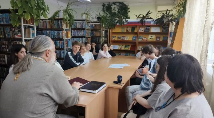 Иерей Максим Белов встретился со студентами Краснодарского краевого колледжа культуры в Северской районной библиотеке