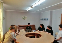 Иерей Арсений Рощин рассказал студентам Краснодарского гуманитарно-технологического колледжа о Всероссийской неделе семьи